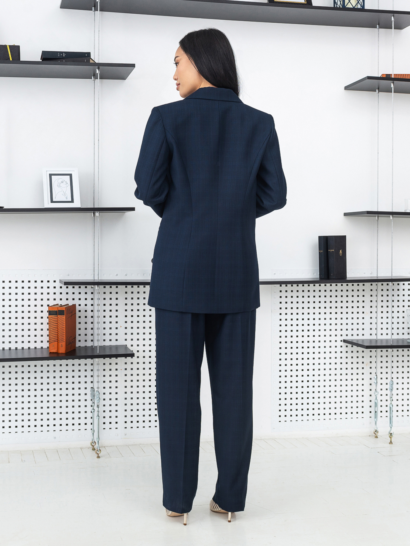 Костюмы Костюм женский классический в клетку на кнопках модель Su4004 Фото