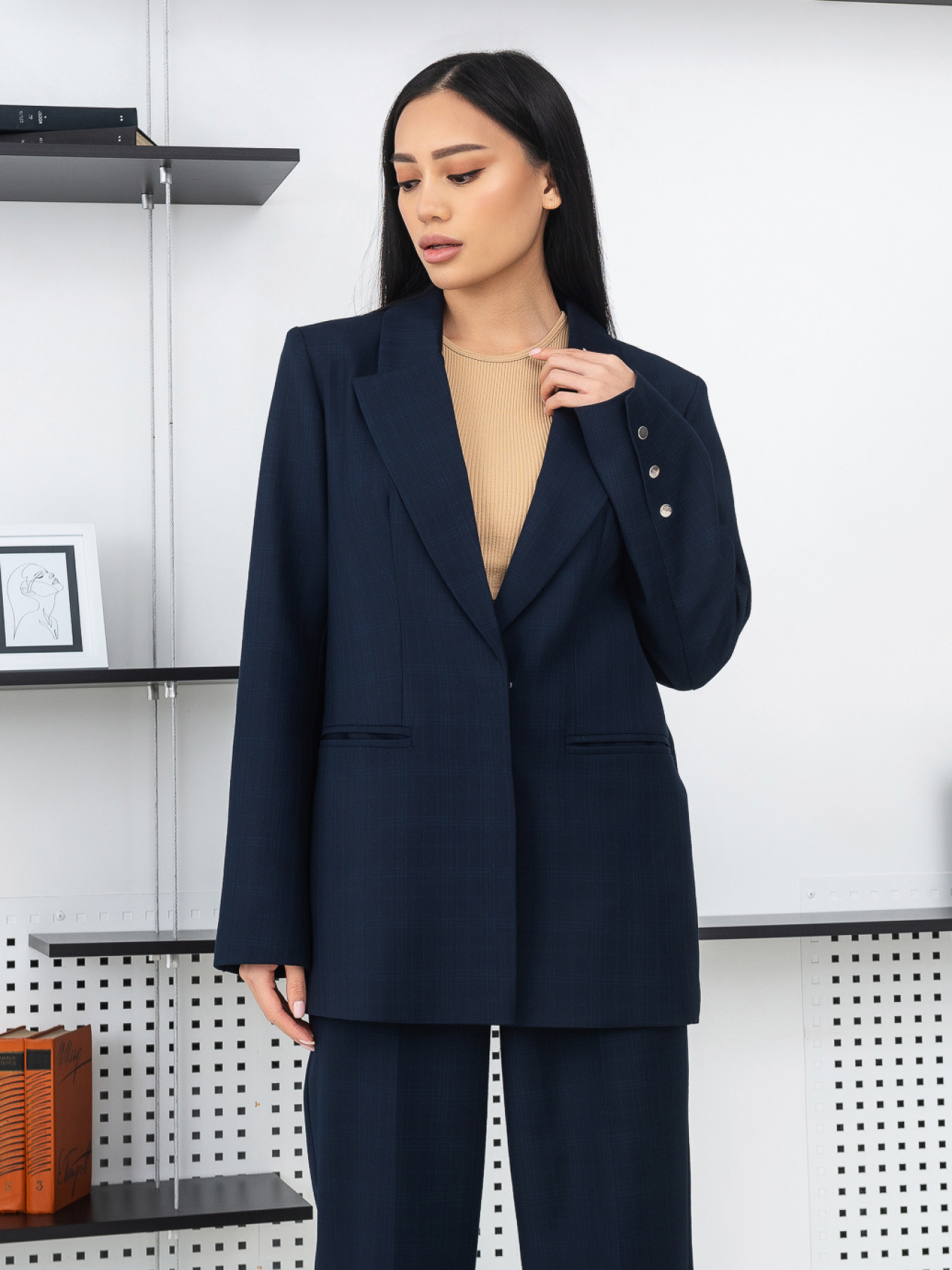 Костюмы Костюм женский классический в клетку на кнопках модель Su4004 Фото