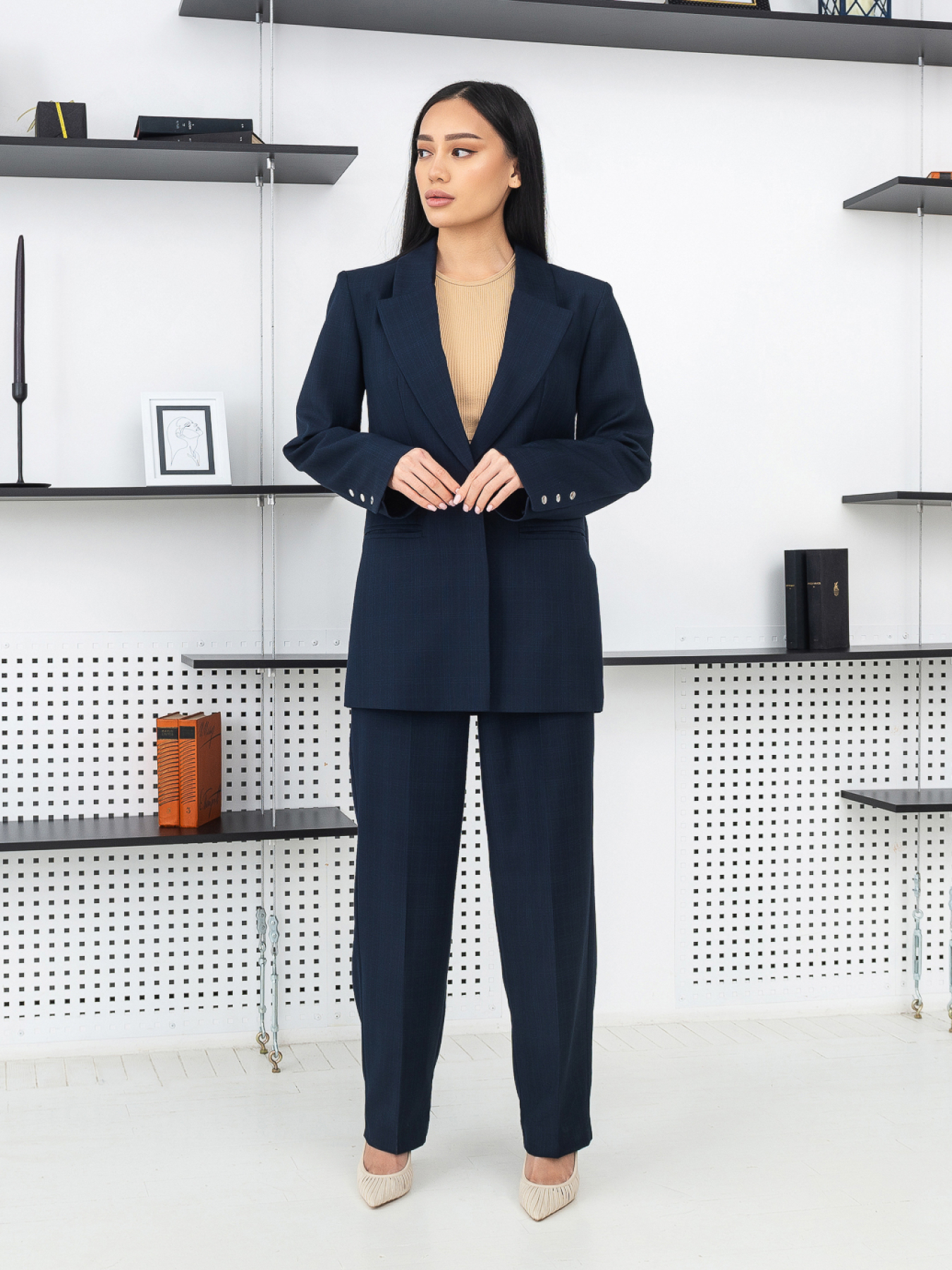 Костюмы Костюм женский классический в клетку на кнопках модель Su4004 Фото