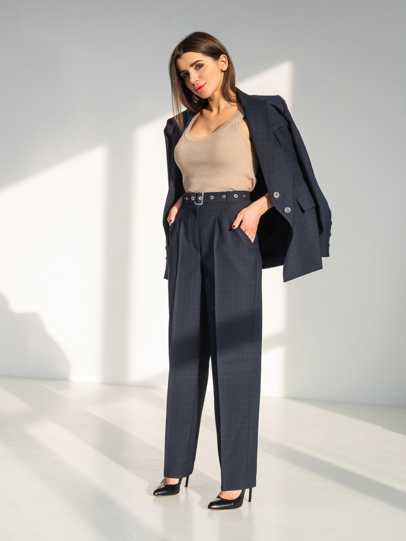 Костюмы Костюм женский классический из итальянской ткани в клетку на пуговицах модель Su2008 Фото
