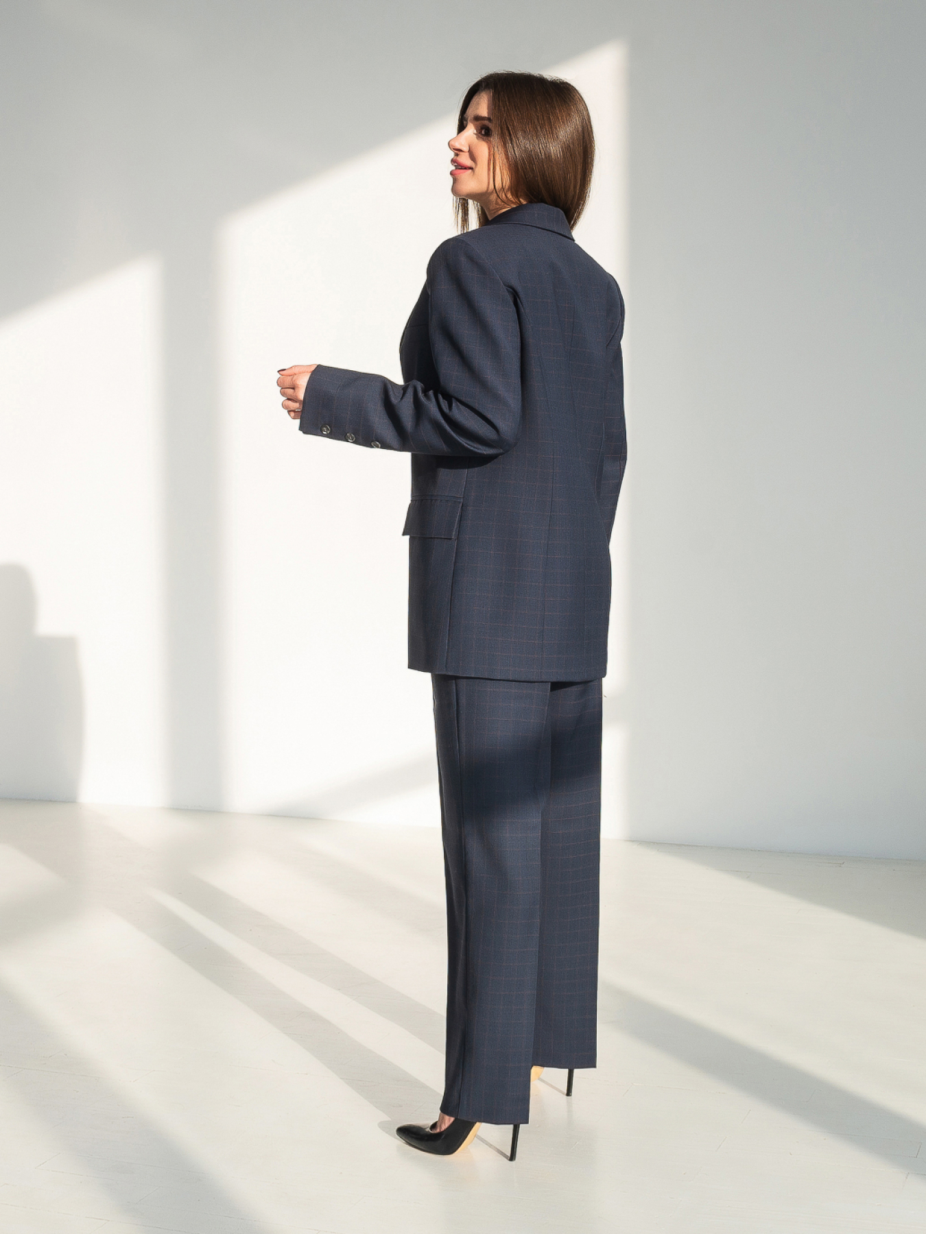 Костюми Костюм женский классический из итальянской ткани в клетку на пуговицах модель Su2008 Фото