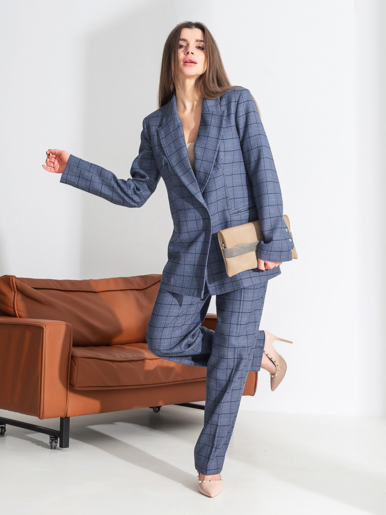 Костюмы Костюм женский классический в клетку на кнопках модель Su4002 Фото