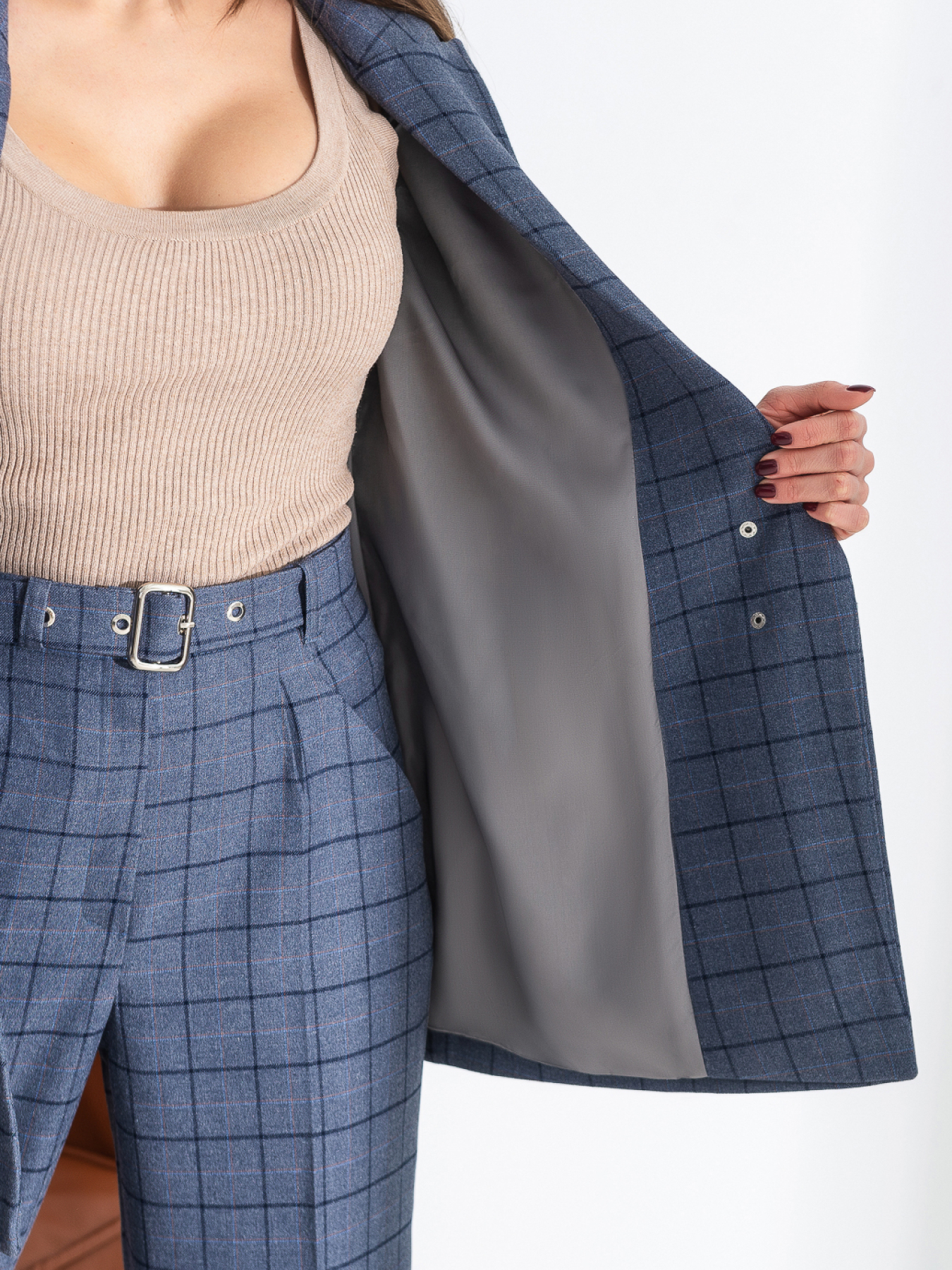 Костюмы Костюм женский классический в клетку на кнопках модель Su4002 Фото