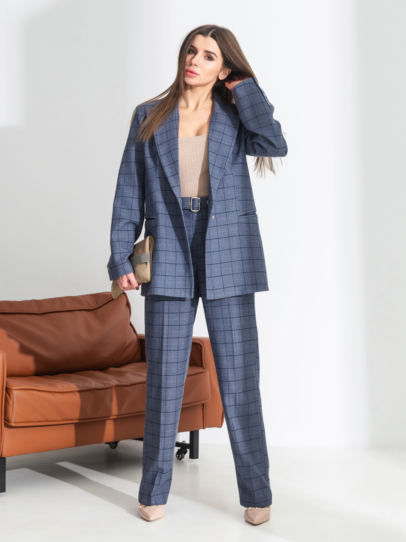 Костюмы Костюм женский классический в клетку на кнопках модель Su4002 Фото